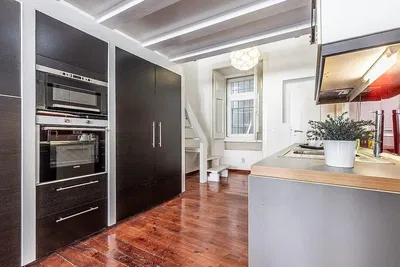 Kuhinja; kuhinjski aparati, drveni pod, prirodno svjetlo