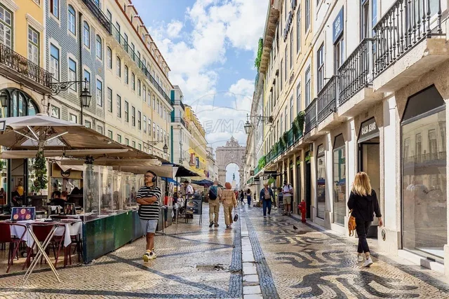 Casa y alrededores; vista, comercial