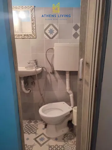 Τουαλέτα; πλακάκια, θερμοσίφωνας