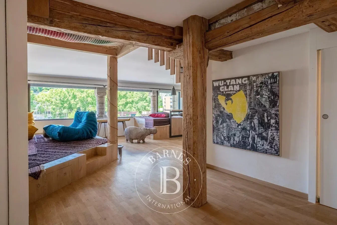 Salon; vue, poutres en bois, lumière naturelle