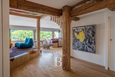 Salon; vue, poutres en bois, lumière naturelle