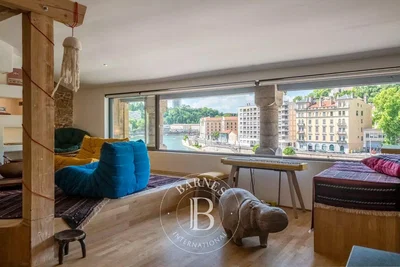 Salon; vue, parquet, lumière naturelle