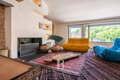Salon; cheminée, vue, lumière naturelle
