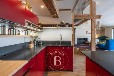 Cuisine; électroménager, poutres en bois, rénové, lumière naturelle