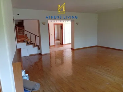 Wohnzimmer; holzboden, tageslicht