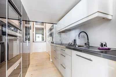 Cuisine; électroménager, parquet, lumière naturelle, style moderne