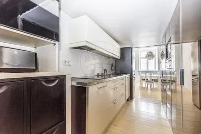 Mutfak; mutfak aletleri, ahşap zemin, doğal ışık, modern stil