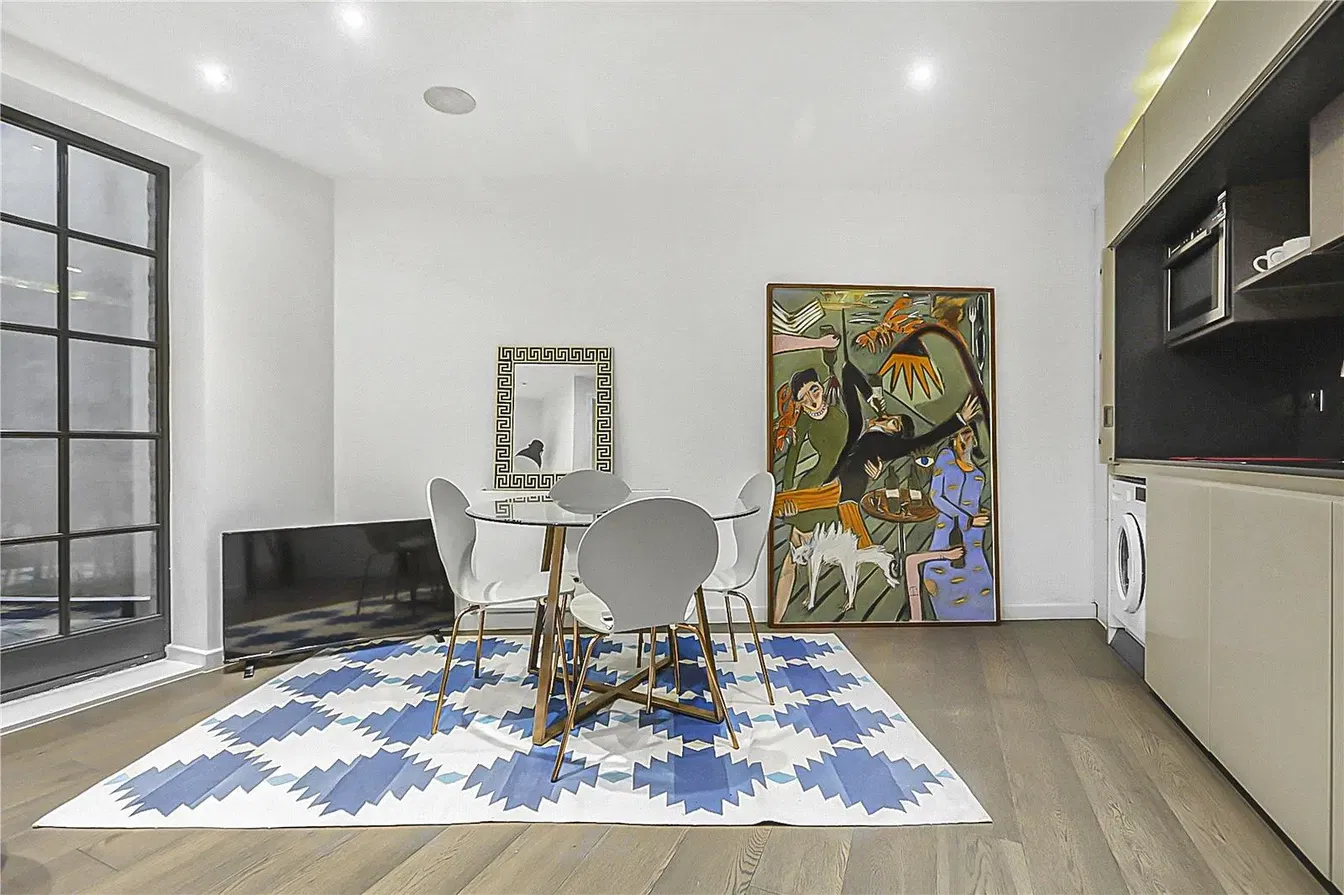 Salle à manger; style moderne, parquet, lumière naturelle