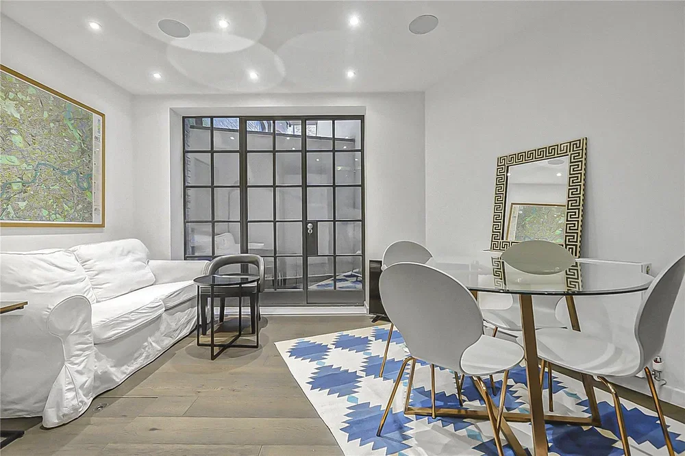 Salon; style moderne, lumière naturelle, parquet