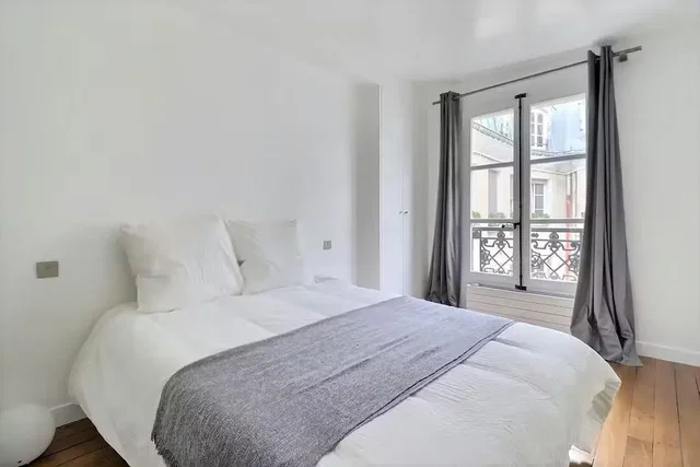 Bedroom; wood floor, natural light, modern style