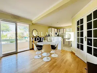 Soggiorno; vista, pavimento in legno, luce naturale, stile moderno