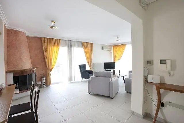 Dnevna soba; kamin, prirodno svjetlo, pločice