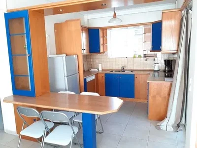 Kuhinja; kuhinjski aparati, pločice, prirodno svjetlo