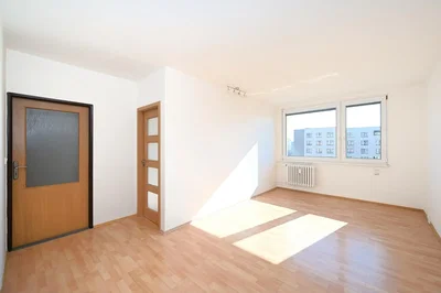 Soggiorno; luce naturale, pavimento in legno