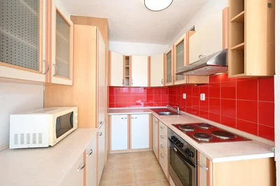 Cucina; elettrodomestici, pavimento in piastrelle