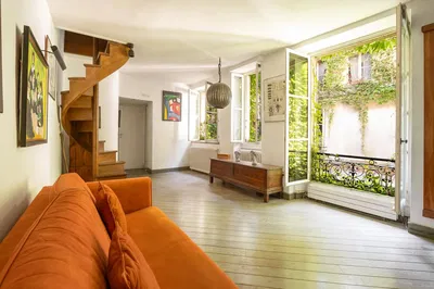 Oturma odası; manzara, ahşap zemin, doğal ışık, modern stil