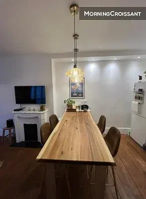 Sala da pranzo; pavimento in legno, stile moderno