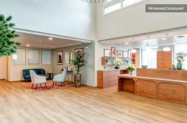 Obývačka; prirodzené svetlo, moderný štýl, drevená podlaha