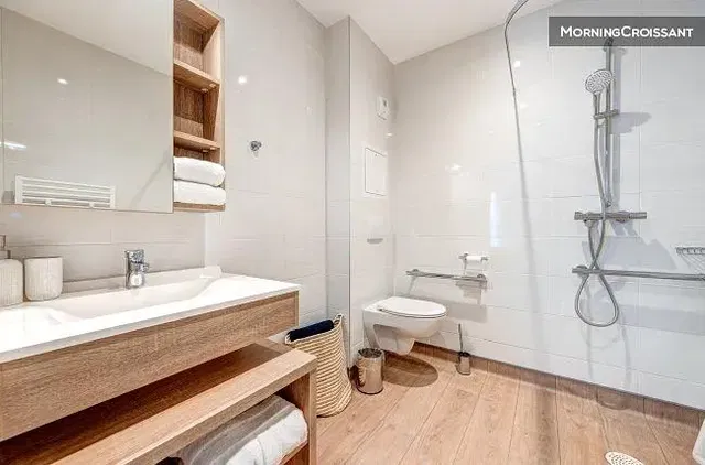 Kúpeľňa; prirodzené svetlo, dlažba, po rekonštrukcii