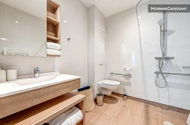 Banyo; doğal ışık, fayans zemin, tadilatlı