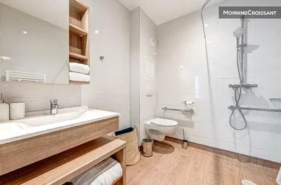 Banyo; doğal ışık, fayans zemin, tadilatlı