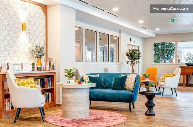 Oturma odası; doğal ışık, modern stil