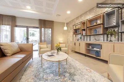 Oturma odası; doğal ışık, modern stil