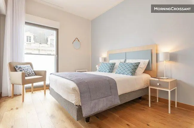 Yatak odası; doğal ışık, modern stil