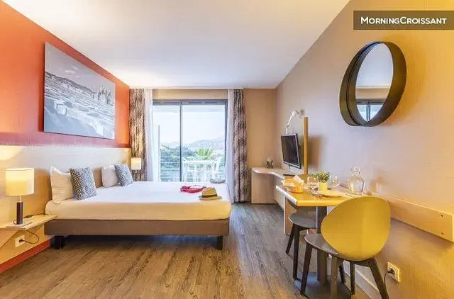 Yatak odası; doğal ışık, modern stil, ahşap zemin