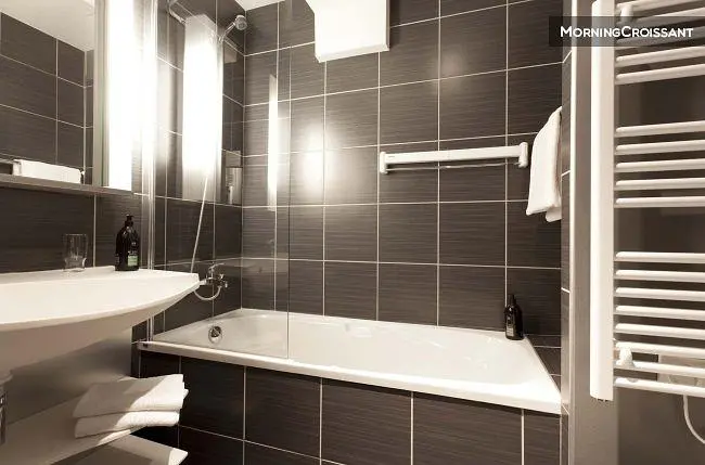 Badezimmer; fliesenboden, tageslicht, renoviert