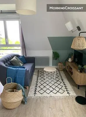 Oturma odası; doğal ışık, modern stil, ahşap zemin