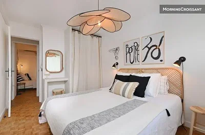 Camera da letto; luce naturale, stile moderno