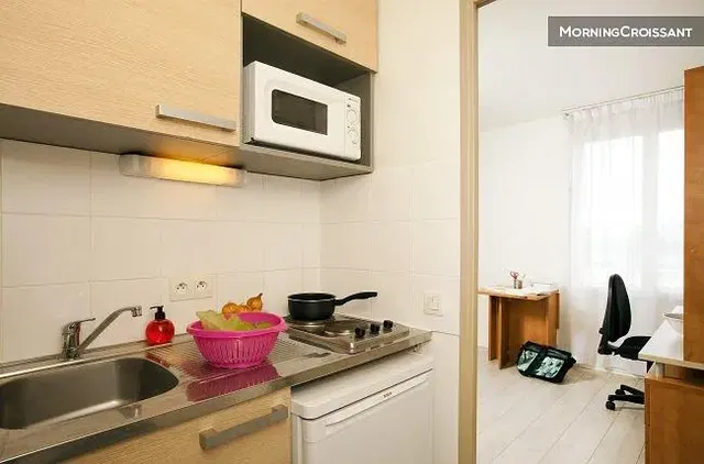 Kitchen; kitchen appliances, natural light