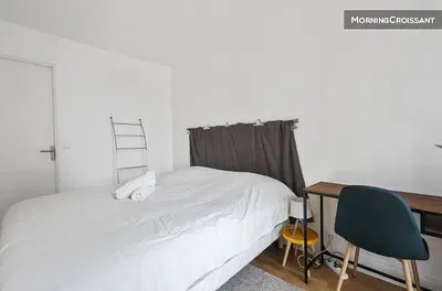 Schlafzimmer; tageslicht, holzboden