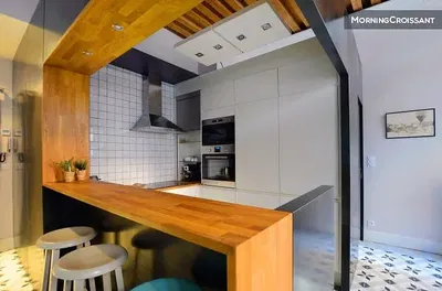 Küche; küchengeräte, holzboden, tageslicht, moderner stil