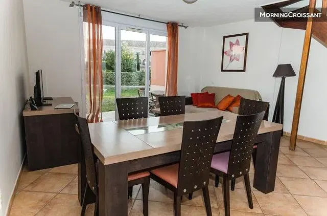 Dnevni boravak; pločice, prirodna svjetlost, moderan stil