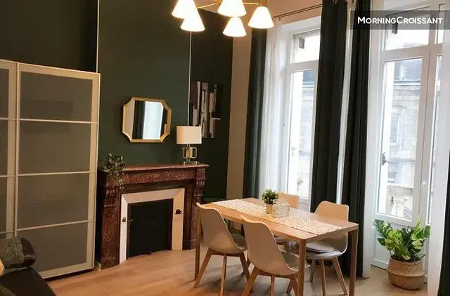 Dnevni boravak; kamin, prirodna svjetlost, moderan stil