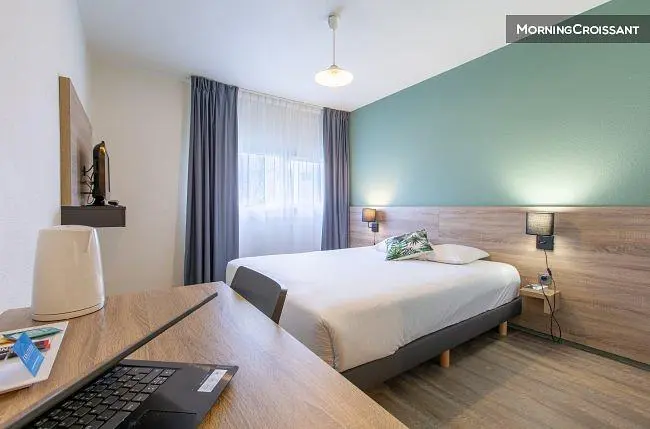 Yatak odası; doğal ışık, modern stil, ahşap zemin