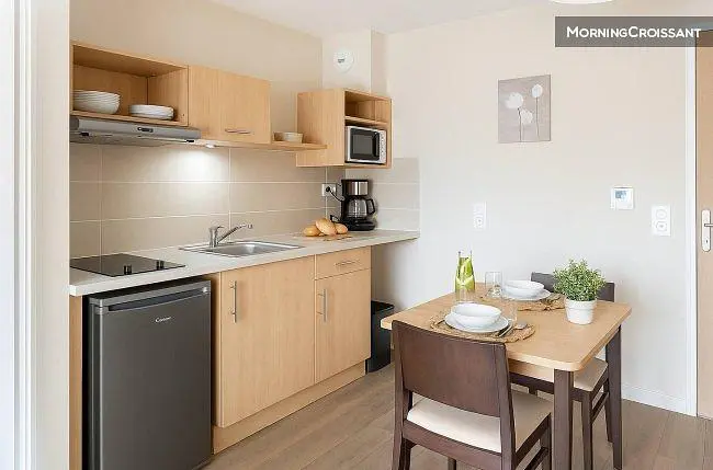 Cucina; elettrodomestici, luce naturale, stile moderno, pavimento in legno