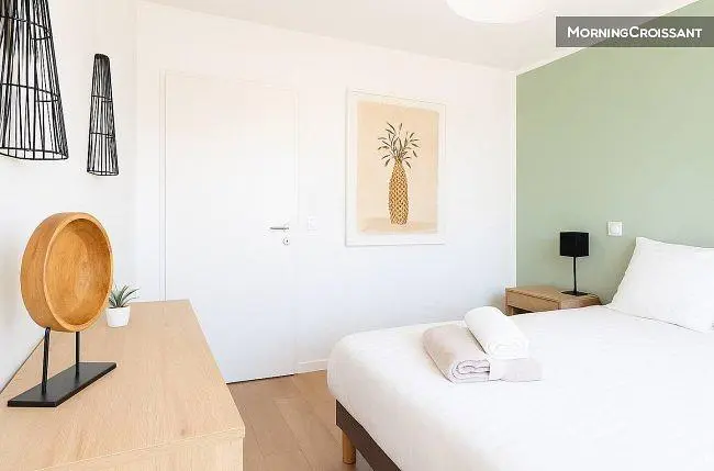 Camera da letto; luce naturale, stile moderno