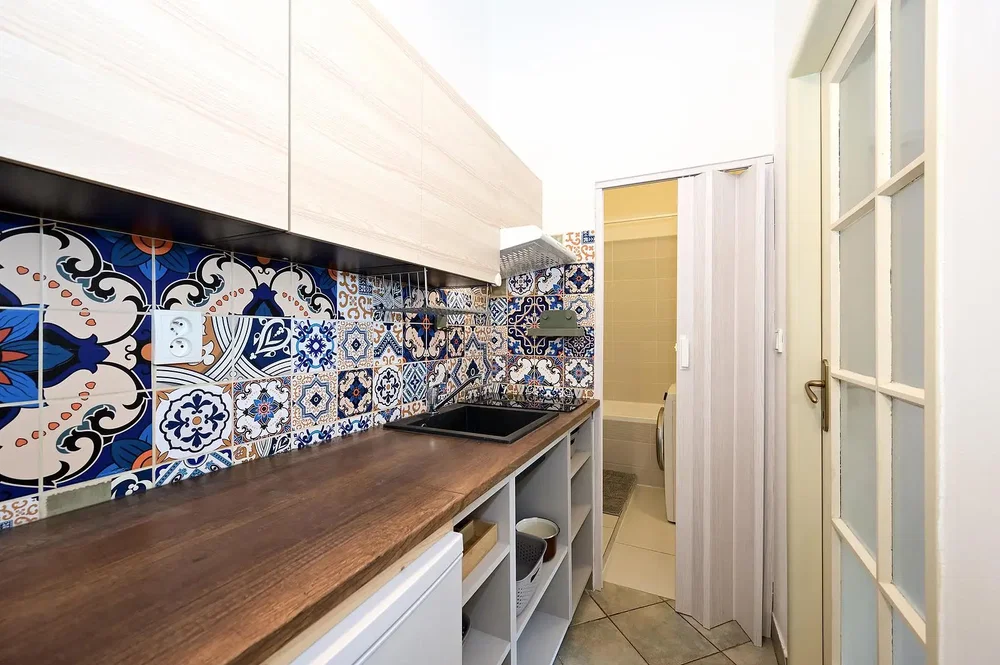 Keuken; tegelvloer, natuurlijk licht