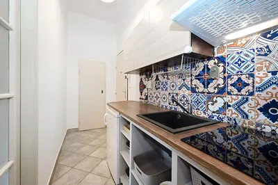 Keuken; tegelvloer, gerenoveerd, natuurlijk licht, moderne stijl