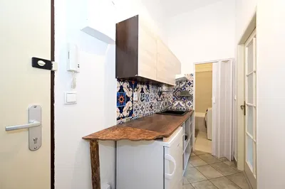 Keuken; tegelvloer, gerenoveerd, natuurlijk licht, moderne stijl