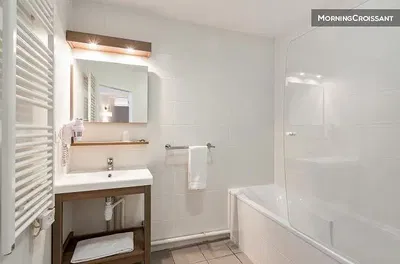 Badezimmer; tageslicht, fliesenboden