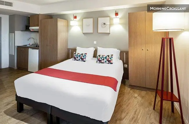 Schlafzimmer; holzboden, moderner stil, tageslicht