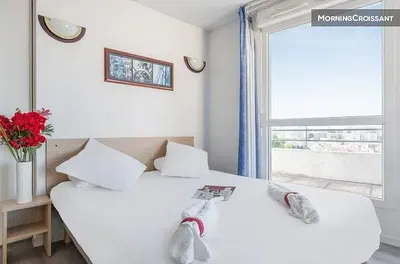 Yatak odası; doğal ışık, modern stil