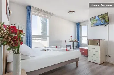 Yatak odası; doğal ışık, modern stil