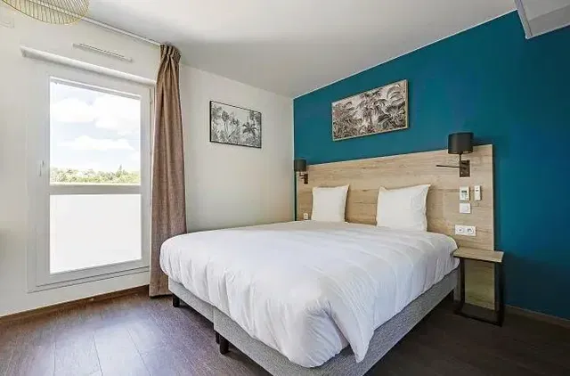 Спаваћа соба; природно светло, модерни стил