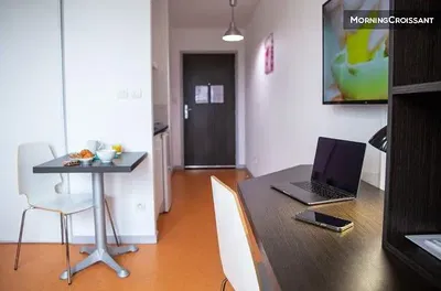 Kuhinja; prirodno svjetlo, moderni stil