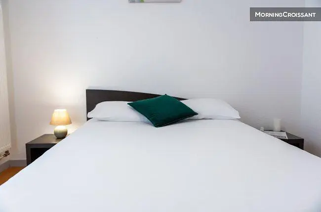 Spavaća soba; prirodno svjetlo, moderni stil